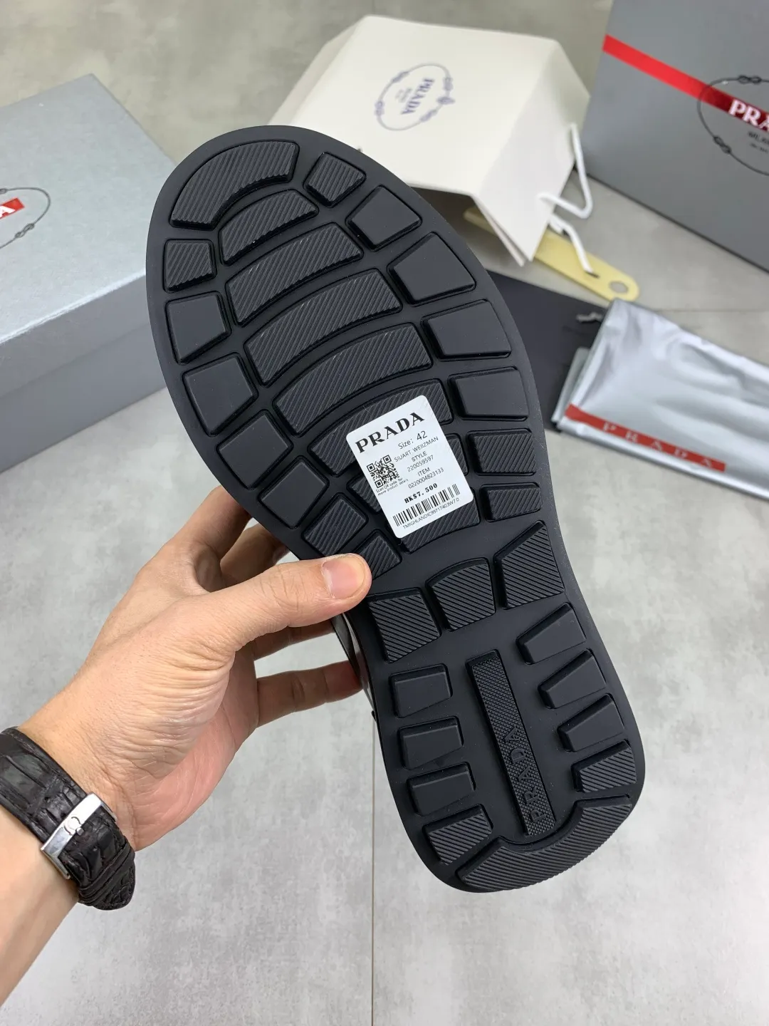 Men's Men's Shoes 💰P600 💰【New Style】 The latest model of high-quality PRADA classic men's shoes has been launched on the official website at a 1:1 replica, synchronized in Hong Kong and on the same catwalk; all made of calfskin➕imported cowhide lining, 🍡🍡original rubber outsole, non-slip and wear-resistant; comfortable on the feet, attractive style, fine workmanship, and simple and neat shoe lasts, highlighting a man's courage and toughness, 👍size 38 to 44 (45 can be customized) black White color🉑️choose